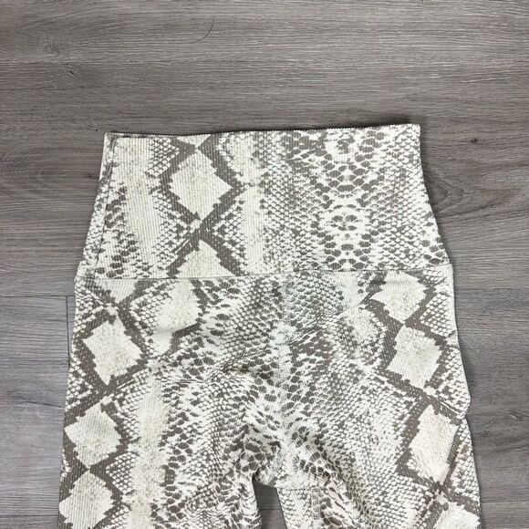 NWT Beach Riot Pink Animal Print Biker Shorts XS Size Active New - Picture 5 of 10
